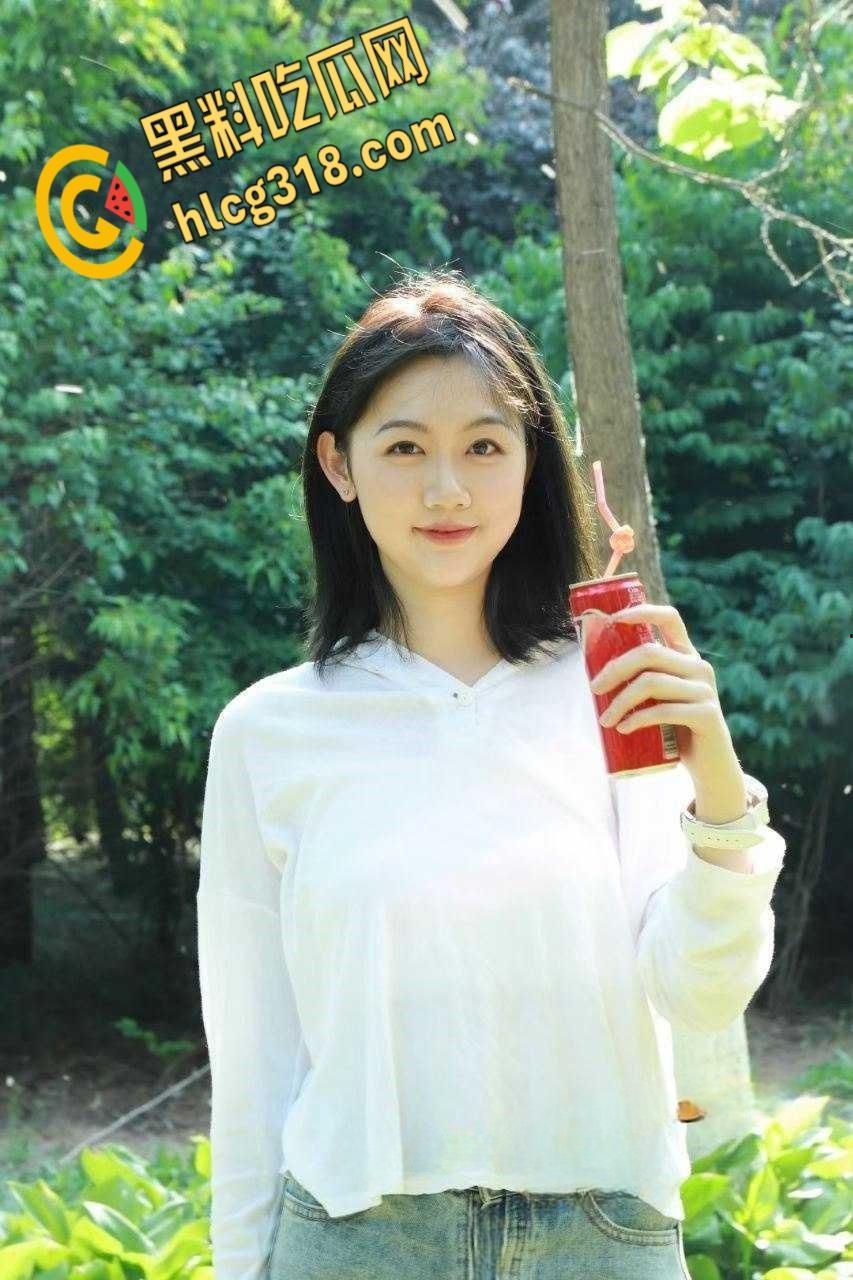 酒吧约炮高颜值嫩妹，竟是高中校友，连体开档黑丝害羞的用手挡，回家路上车震口爆！-1