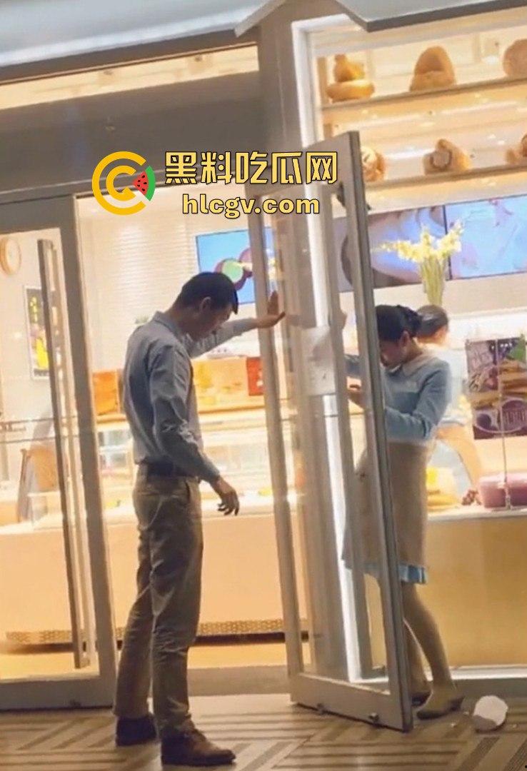 空姐都没这骚！好利来黑丝小姐姐被玩疯了！工装直接干成情趣服，肉丝长腿一顿爆操，想想都上头！-13