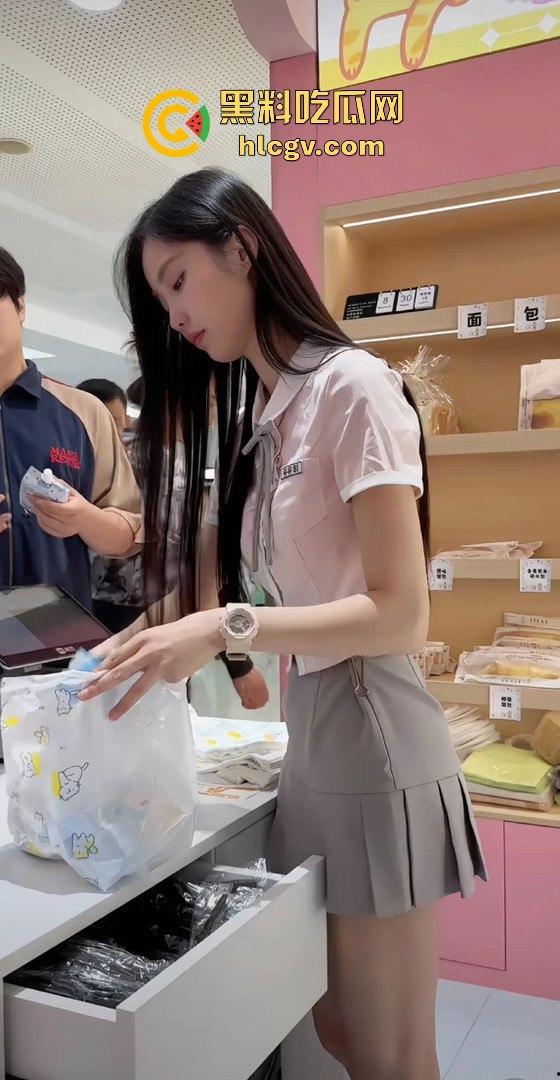 空姐都没这骚！好利来黑丝小姐姐被玩疯了！工装直接干成情趣服，肉丝长腿一顿爆操，想想都上头！-17