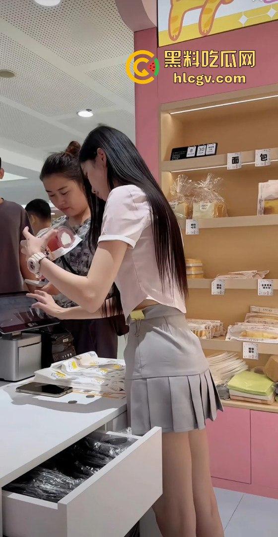 空姐都没这骚！好利来黑丝小姐姐被玩疯了！工装直接干成情趣服，肉丝长腿一顿爆操，想想都上头！-18