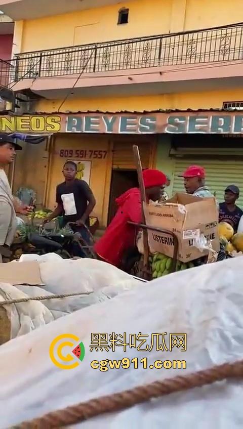 欧洲老白男持刀压迫老实小黑，拿到吓唬人，不料大老黑给逼急了，狗急跳墙抄起大木棍一棒子反杀！-2