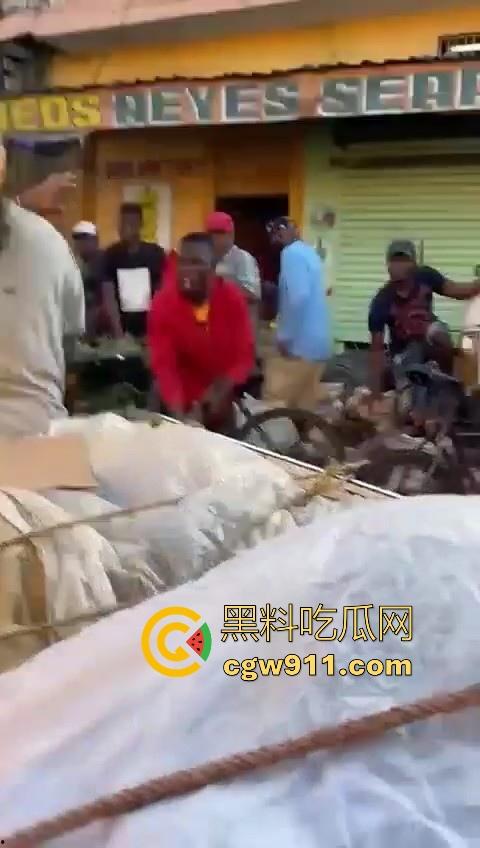 欧洲老白男持刀压迫老实小黑，拿到吓唬人，不料大老黑给逼急了，狗急跳墙抄起大木棍一棒子反杀！-3