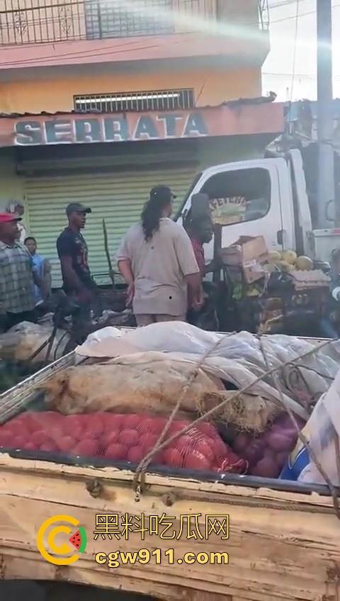 欧洲老白男持刀压迫老实小黑，拿到吓唬人，不料大老黑给逼急了，狗急跳墙抄起大木棍一棒子反杀！-6