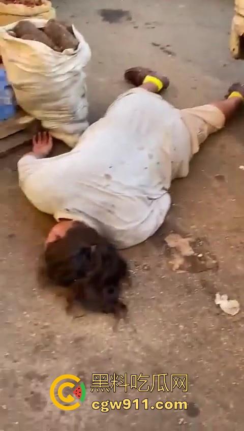 欧洲老白男持刀压迫老实小黑，拿到吓唬人，不料大老黑给逼急了，狗急跳墙抄起大木棍一棒子反杀！-10