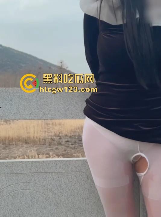 反差抖M少妇户外露出 敏感人妻极致潮喷 换衣塞跳蛋 手铐脚镣喷尿 臊味十足尺度炸裂！-11