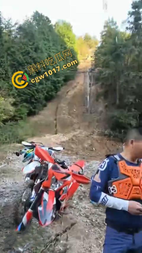 四明山中骑行，摩友巧遇恐怖干尸，惊恐报警，警调挖机移尸，骇人现场，让人看的心跳加速！-1