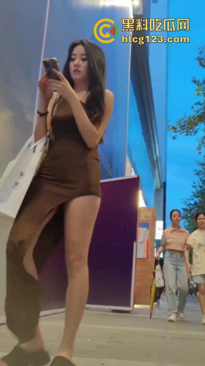 姑娘你以为穿长裙就安全了？极品美女裙底被偷拍浑然不知 白色逼缝一览无余-2