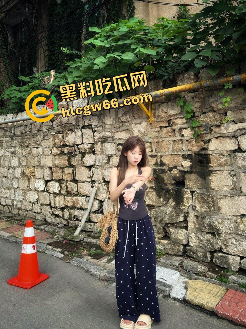 徐州性瘾女『习苗苗』逼里射完还嫌不够,还留着精液就找炮友开房,肥臀奶摇骚逼滴水!-1