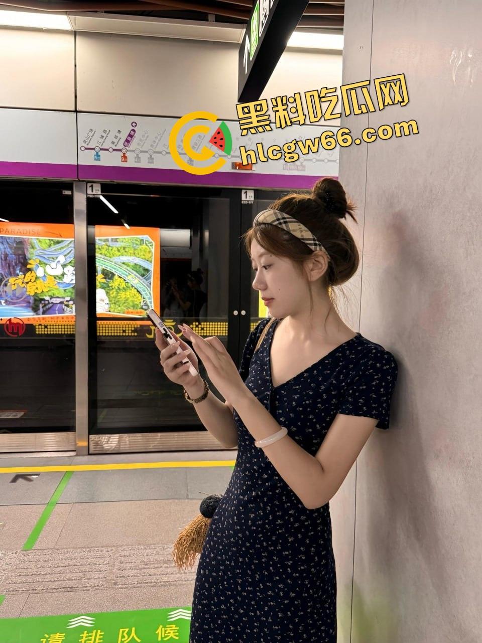 徐州性瘾女『习苗苗』逼里射完还嫌不够,还留着精液就找炮友开房,肥臀奶摇骚逼滴水!-3