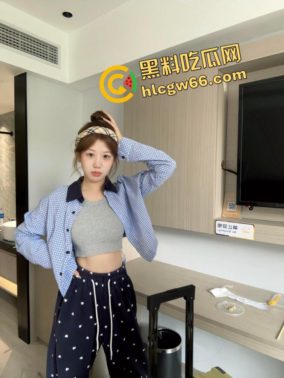 徐州性瘾女『习苗苗』逼里射完还嫌不够,还留着精液就找炮友开房,肥臀奶摇骚逼滴水!-4