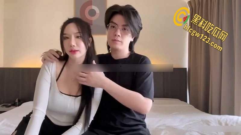 OnlyFans上情侣博主酒店啪啪自拍，女友口交技术一绝，一对车灯大奶十分亮眼-1