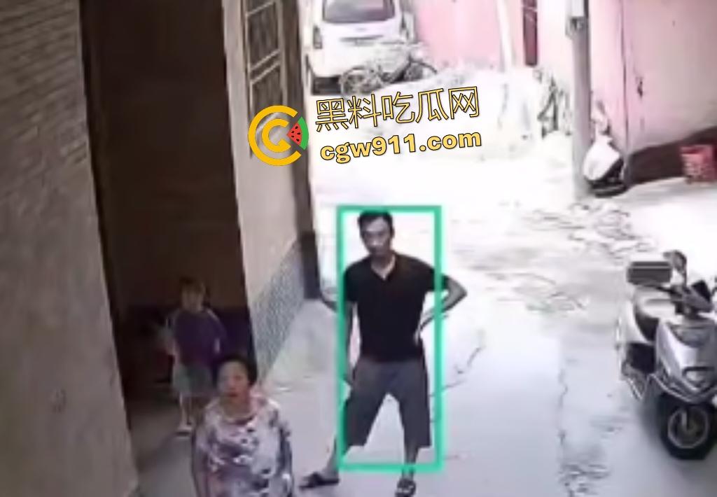 福建巷子里小孩乱放东西堵路，邻居怒打熊孩子引发小孩家长彻底疯狂抄刀狂砍，这起码要判三年起步！-4