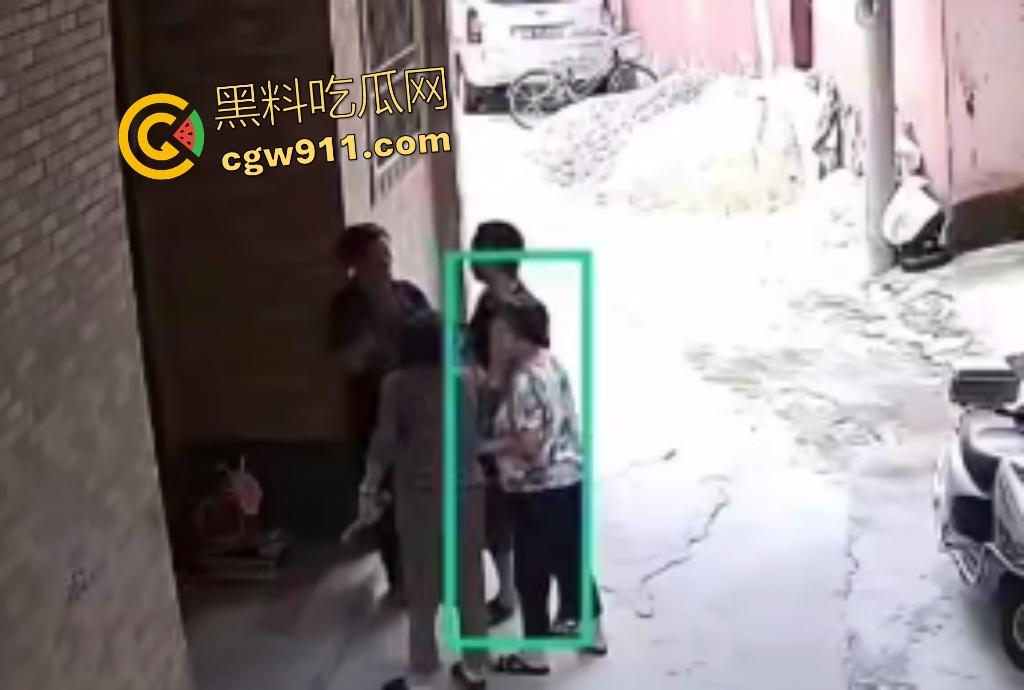 福建巷子里小孩乱放东西堵路，邻居怒打熊孩子引发小孩家长彻底疯狂抄刀狂砍，这起码要判三年起步！-5