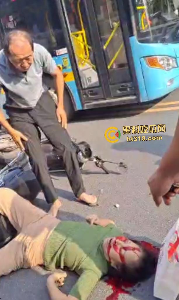 7月20日江西南昌外卖小哥飙车撞翻两个老人倒地不起，绿衣服老头七窍流血，旁边老头直接帮其闭上眼睛！-1