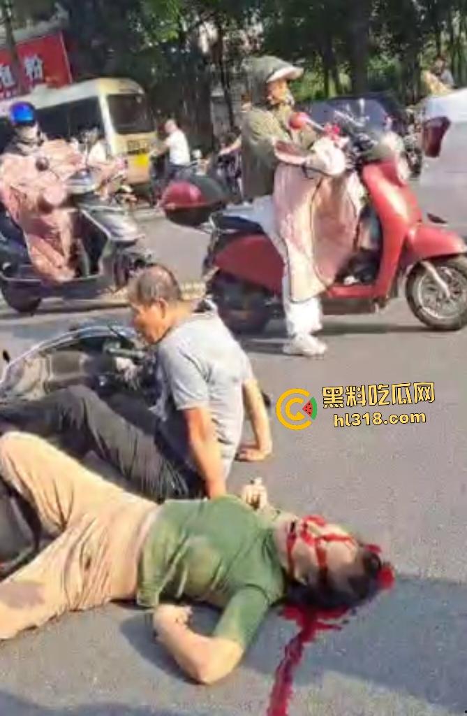 7月20日江西南昌外卖小哥飙车撞翻两个老人倒地不起，绿衣服老头七窍流血，旁边老头直接帮其闭上眼睛！-4