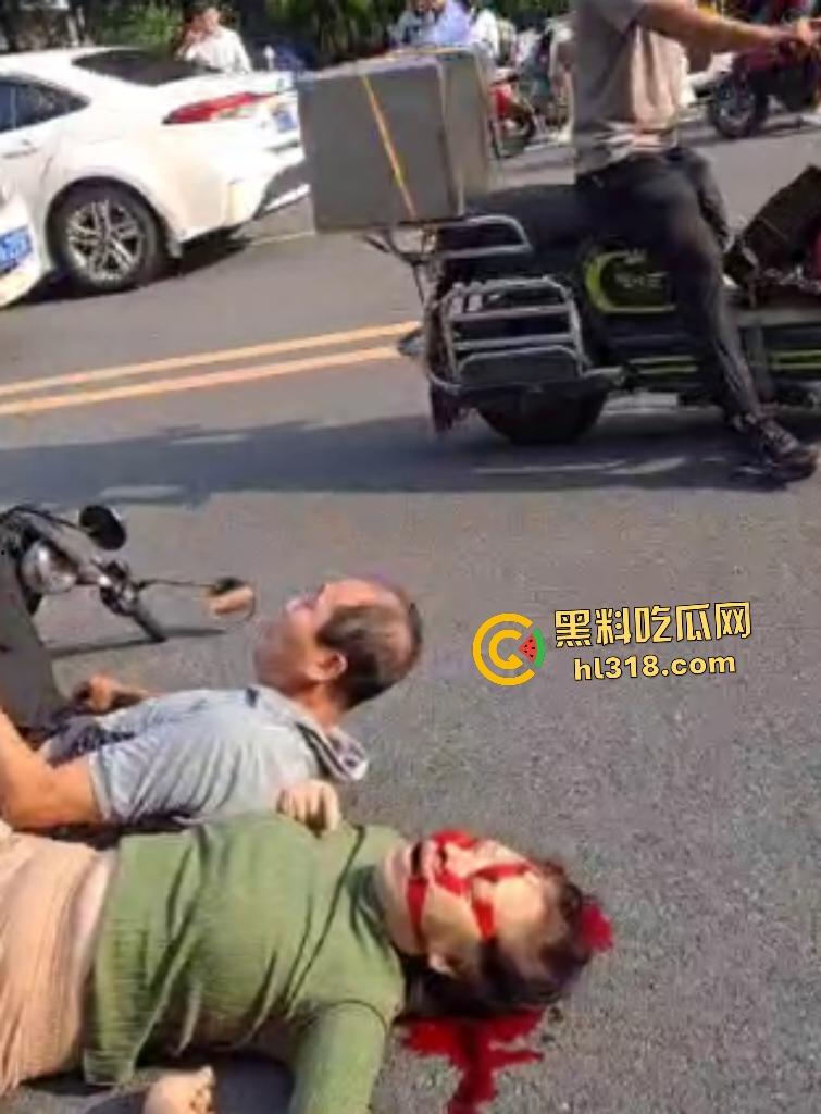 7月20日江西南昌外卖小哥飙车撞翻两个老人倒地不起，绿衣服老头七窍流血，旁边老头直接帮其闭上眼睛！-6