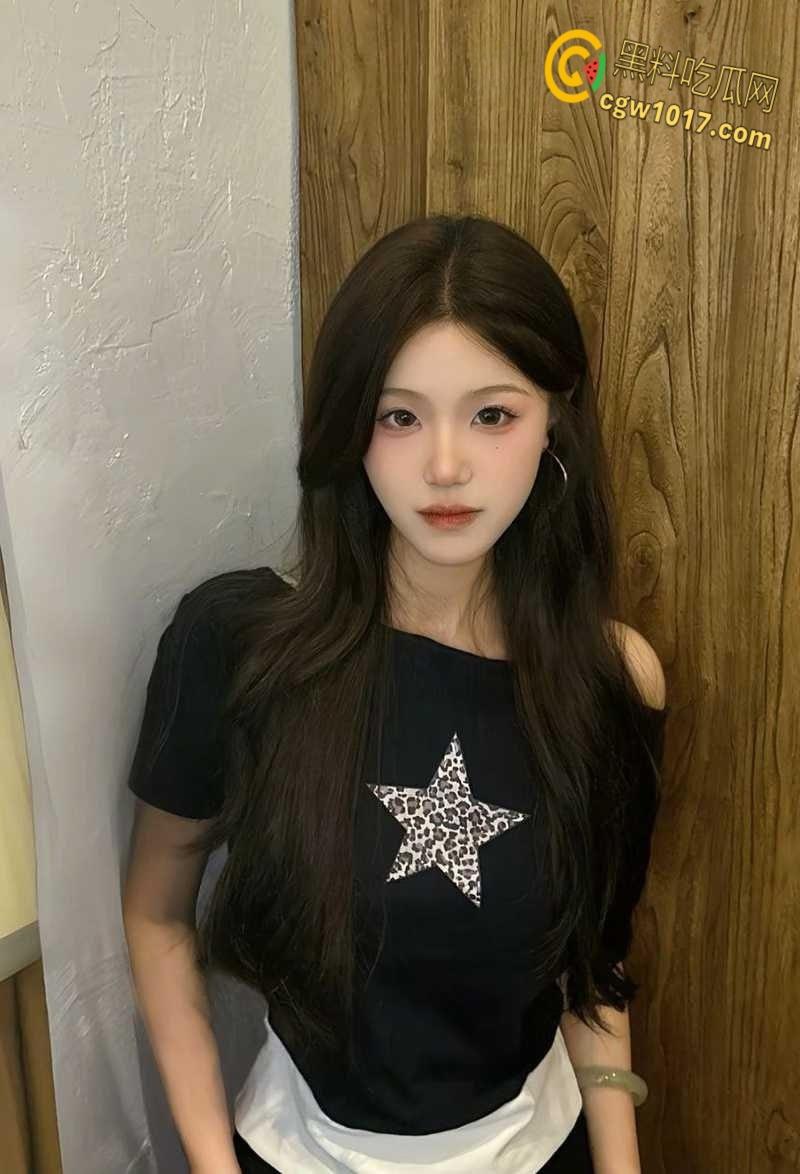 河北体院校花【蒋薇】，颜值极品风骚诱人，穿露奶情趣扮白领 镜前打桩后入，表情特写超淫荡！-1