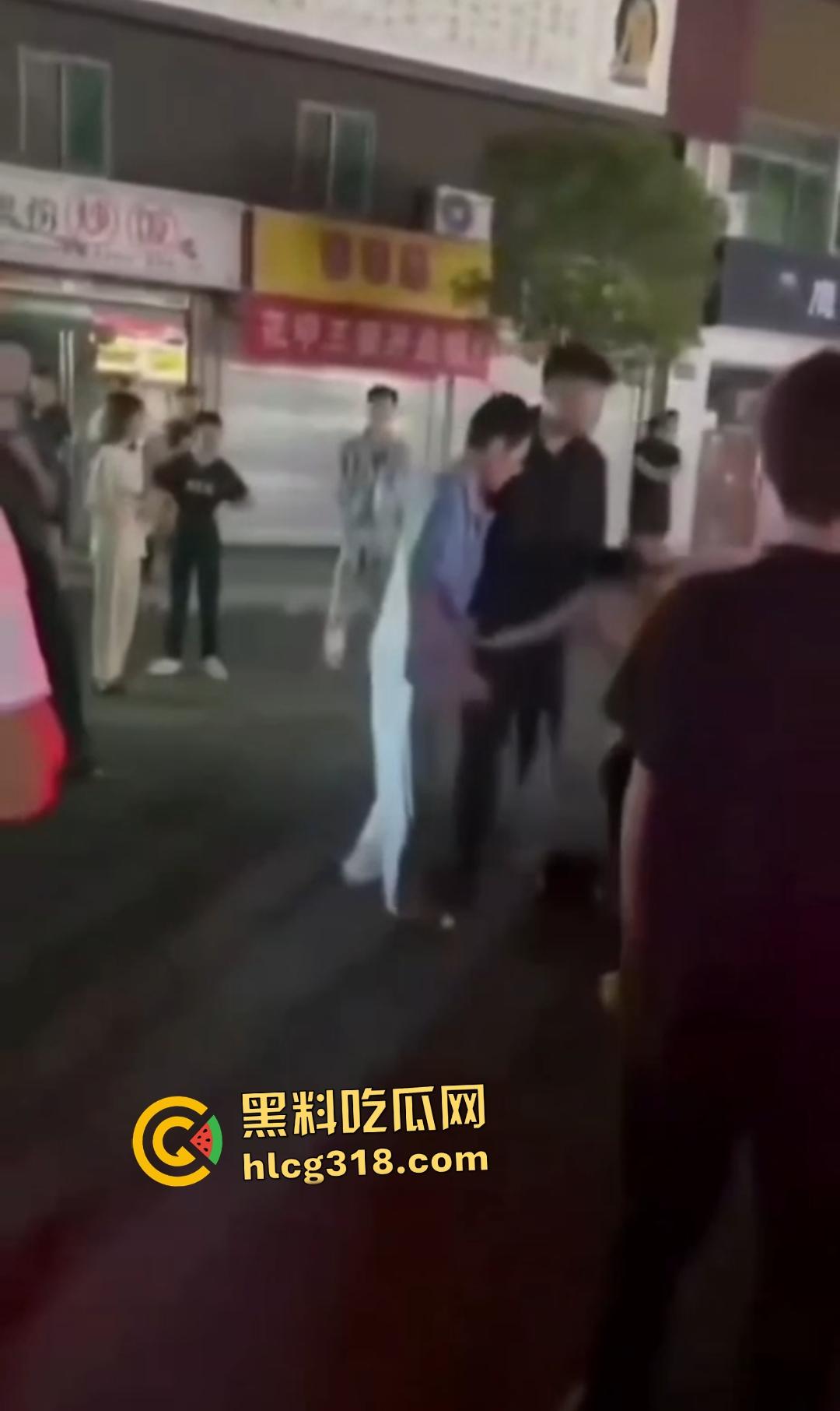 快手【阿彪】叶县商业街被群殴血流满面！直播挑衅引怒，街头惨遭拳脚伺候，场面血腥！-5