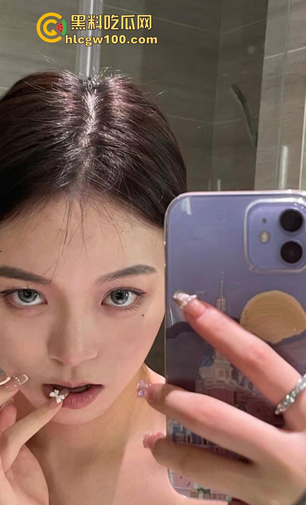 校花竟然是OF老司机，南京大学JK长腿美女『左晴』公开舔鸡巴秀技术，吃鸡还能比耶，鸡巴都被吸软了！-1