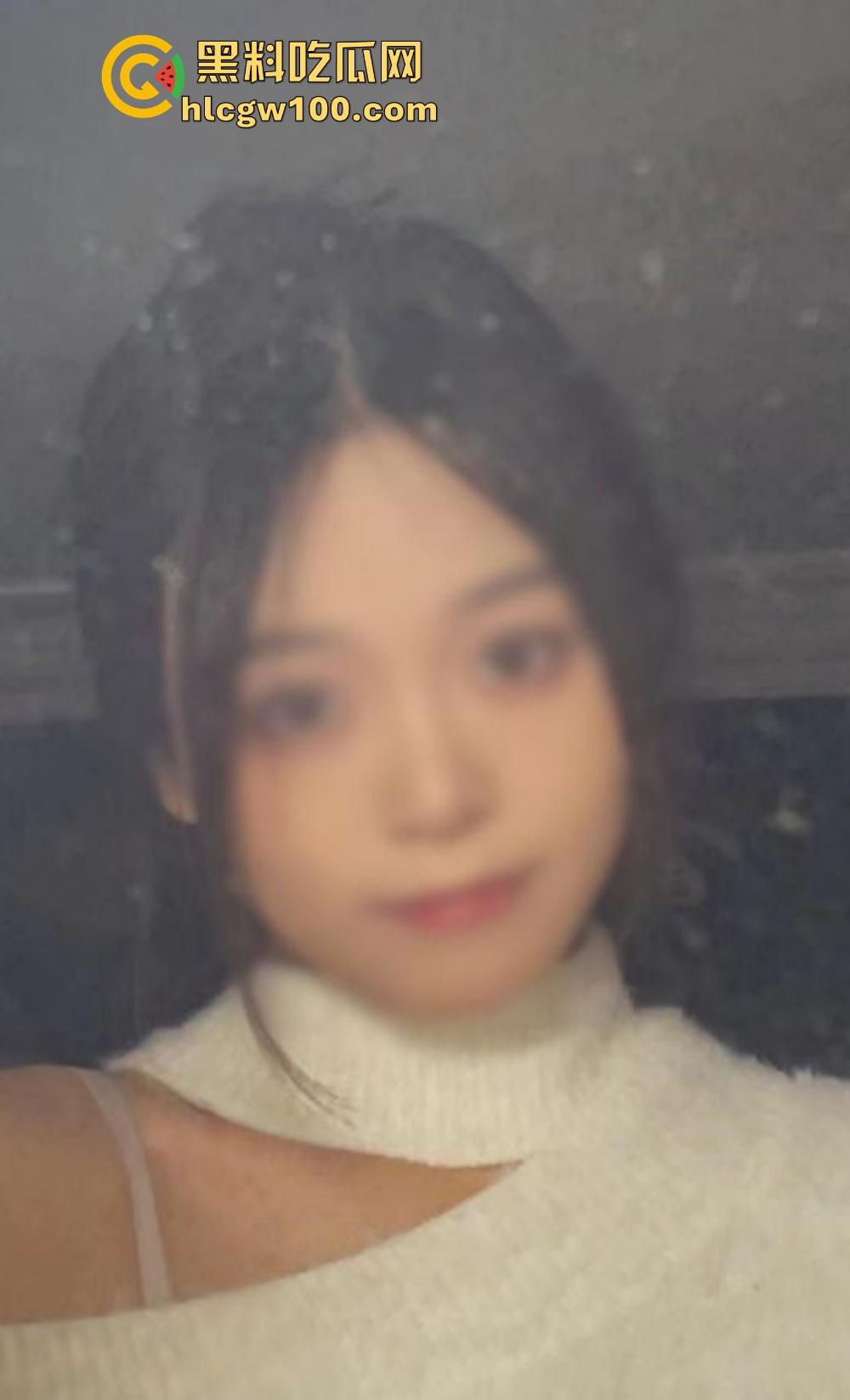 校花竟然是OF老司机，南京大学JK长腿美女『左晴』公开舔鸡巴秀技术，吃鸡还能比耶，鸡巴都被吸软了！-3