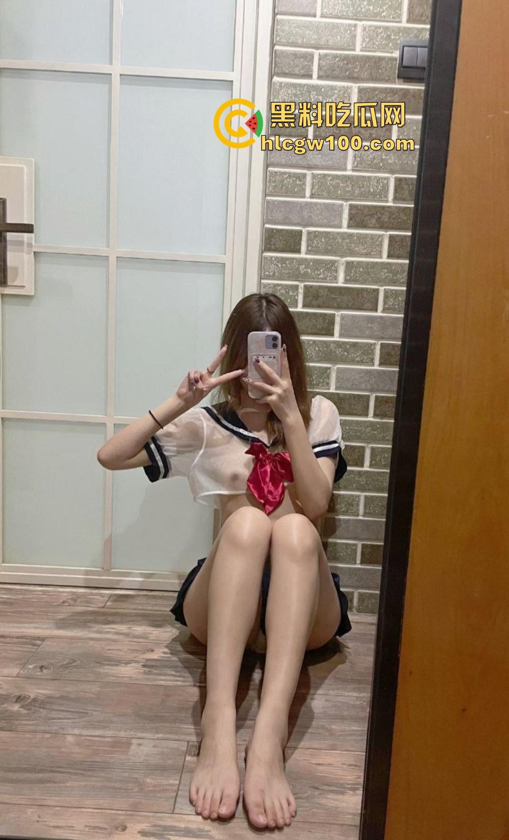 校花竟然是OF老司机，南京大学JK长腿美女『左晴』公开舔鸡巴秀技术，吃鸡还能比耶，鸡巴都被吸软了！-4