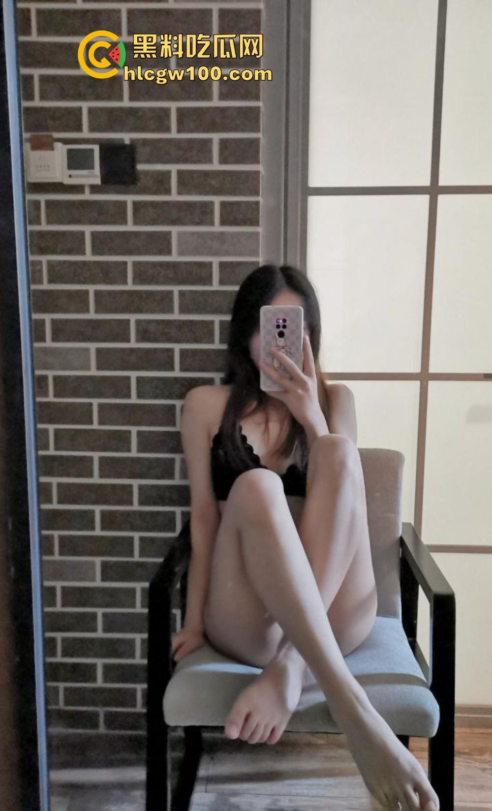 校花竟然是OF老司机，南京大学JK长腿美女『左晴』公开舔鸡巴秀技术，吃鸡还能比耶，鸡巴都被吸软了！-5