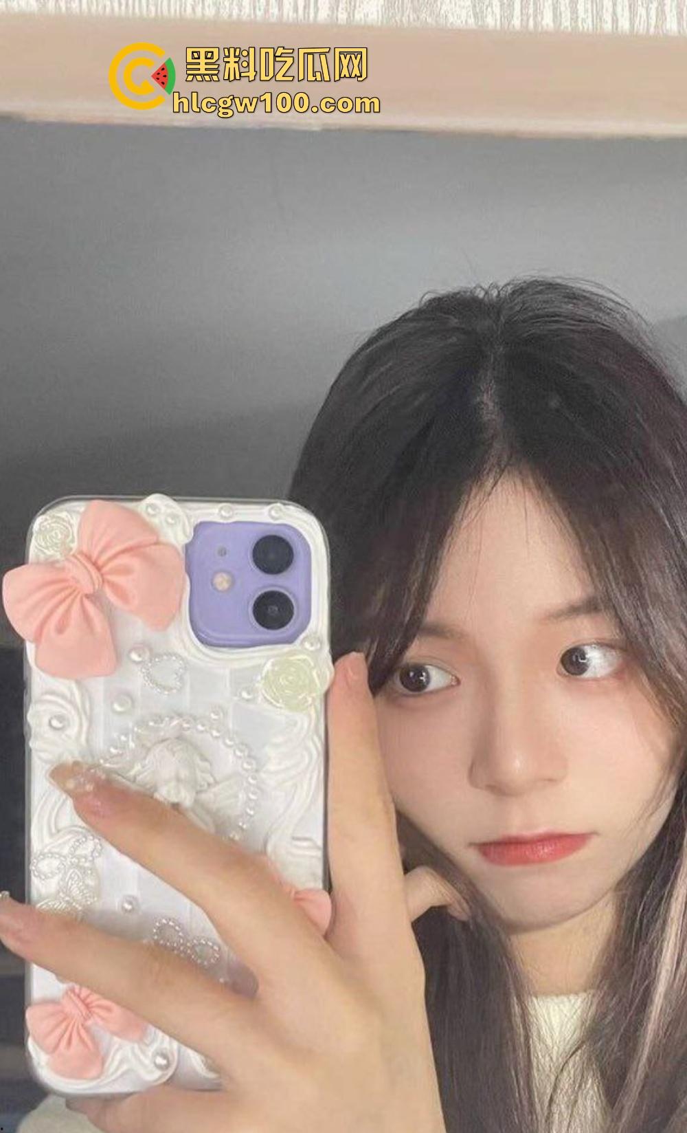 校花竟然是OF老司机，南京大学JK长腿美女『左晴』公开舔鸡巴秀技术，吃鸡还能比耶，鸡巴都被吸软了！-6