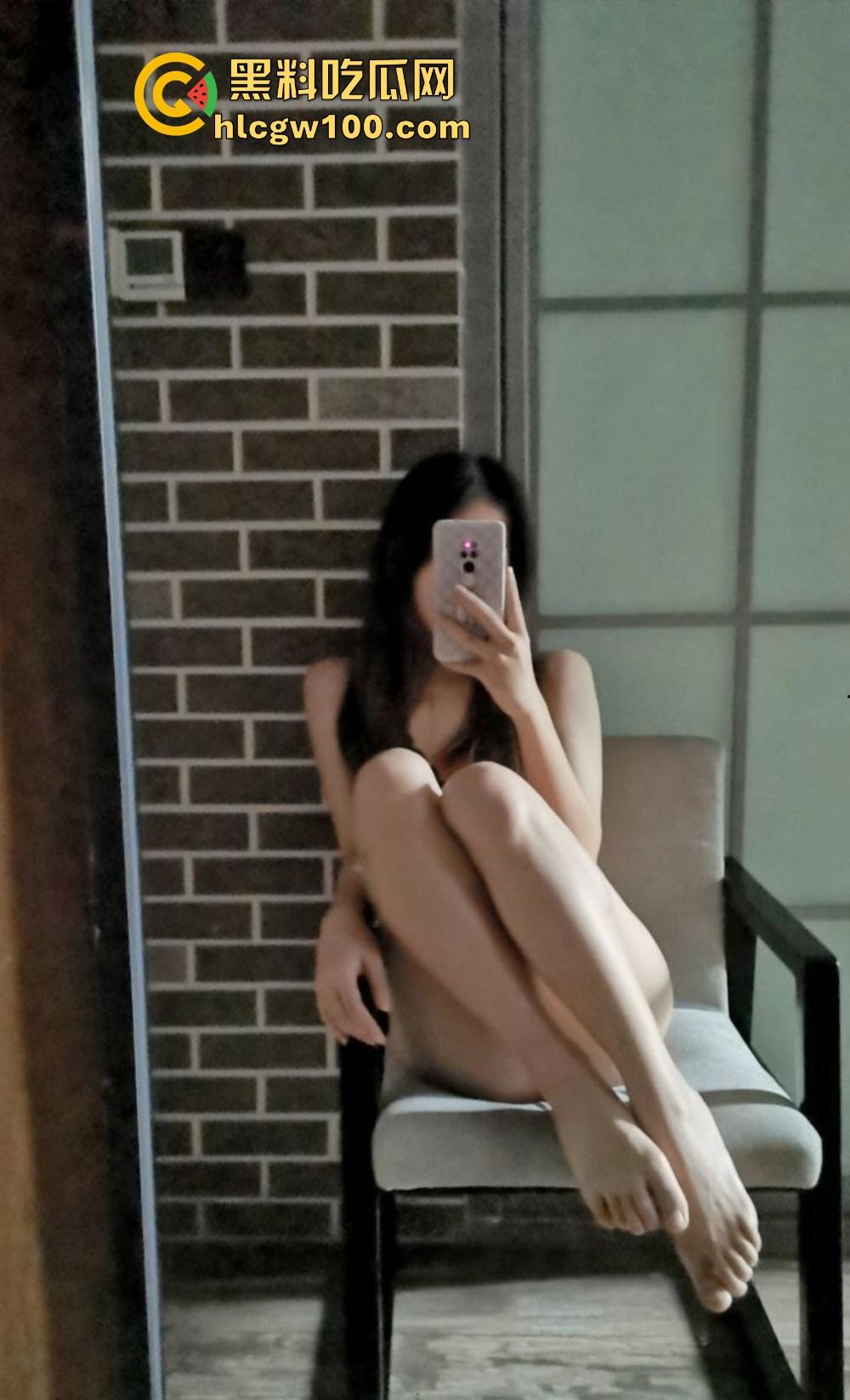 校花竟然是OF老司机，南京大学JK长腿美女『左晴』公开舔鸡巴秀技术，吃鸡还能比耶，鸡巴都被吸软了！-7