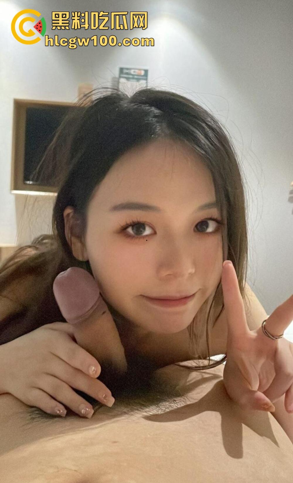 校花竟然是OF老司机，南京大学JK长腿美女『左晴』公开舔鸡巴秀技术，吃鸡还能比耶，鸡巴都被吸软了！-11