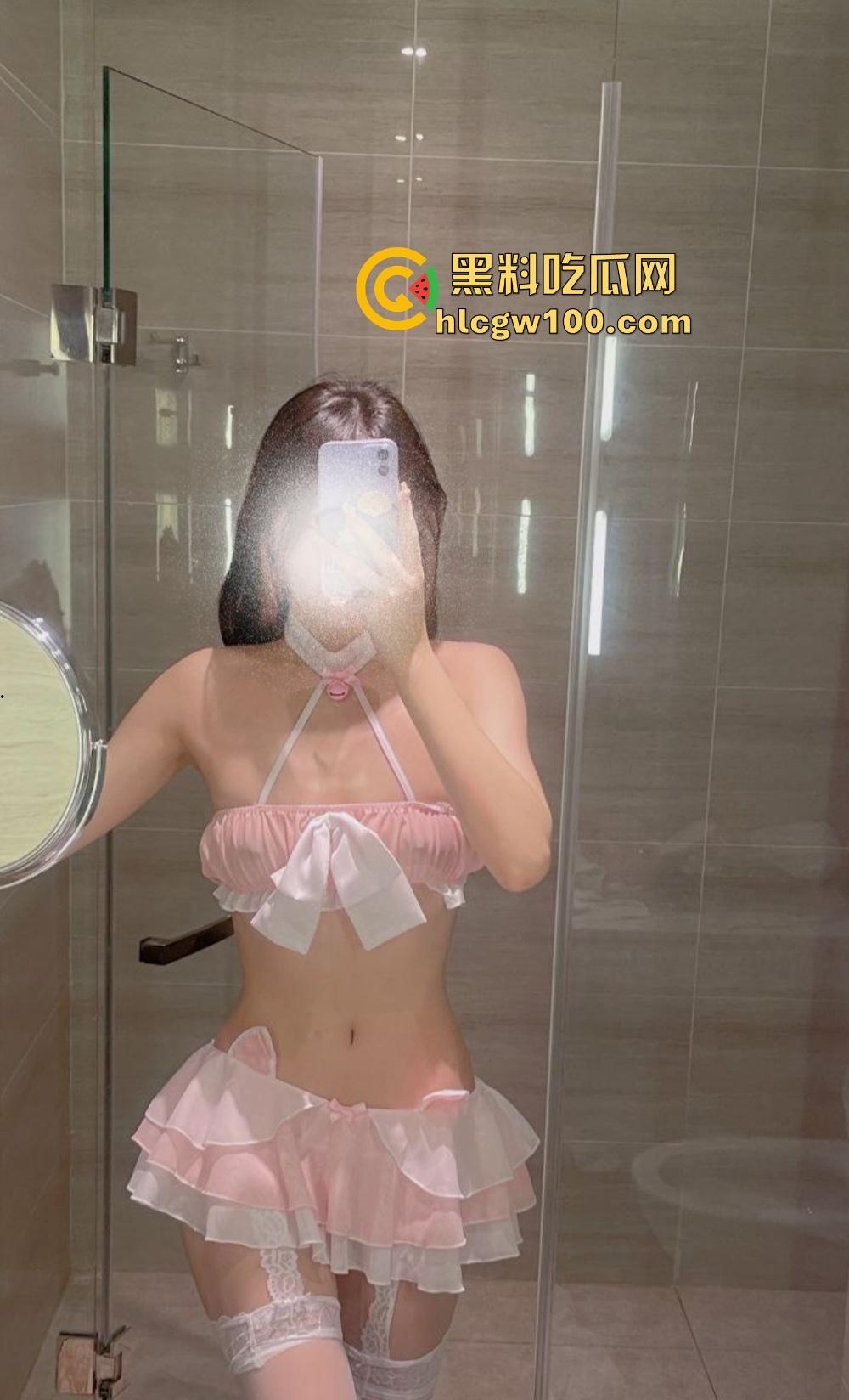 校花竟然是OF老司机，南京大学JK长腿美女『左晴』公开舔鸡巴秀技术，吃鸡还能比耶，鸡巴都被吸软了！-29