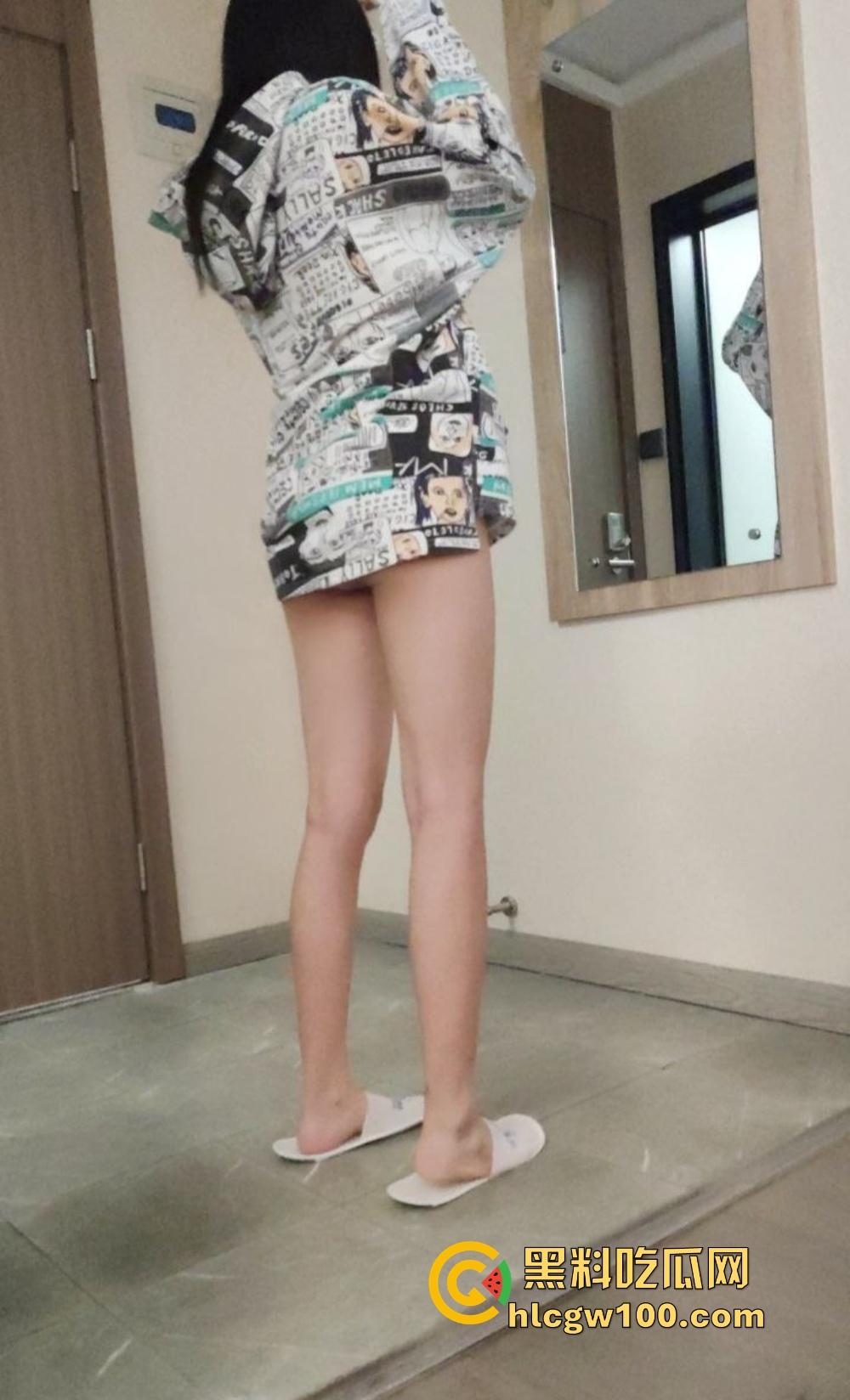 校花竟然是OF老司机，南京大学JK长腿美女『左晴』公开舔鸡巴秀技术，吃鸡还能比耶，鸡巴都被吸软了！-34