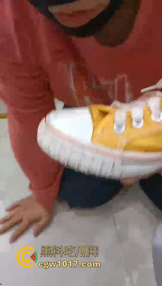 不良小妹调教自己的肥宅男奴，暴力美学性爱，舔鞋舔脚都是基本操作，小胖狗乖乖的听话只为得到女主人的怜悯！-3