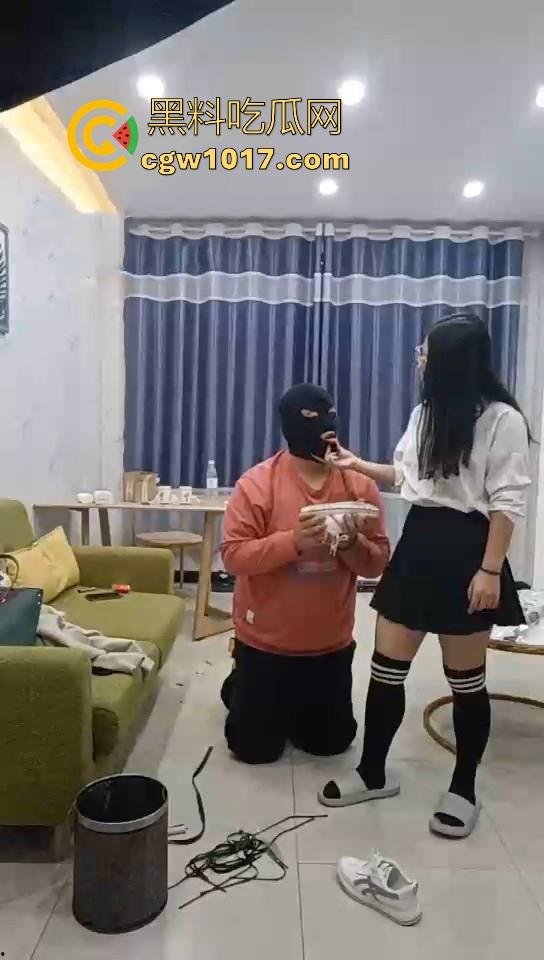 不良小妹调教自己的肥宅男奴，暴力美学性爱，舔鞋舔脚都是基本操作，小胖狗乖乖的听话只为得到女主人的怜悯！-6