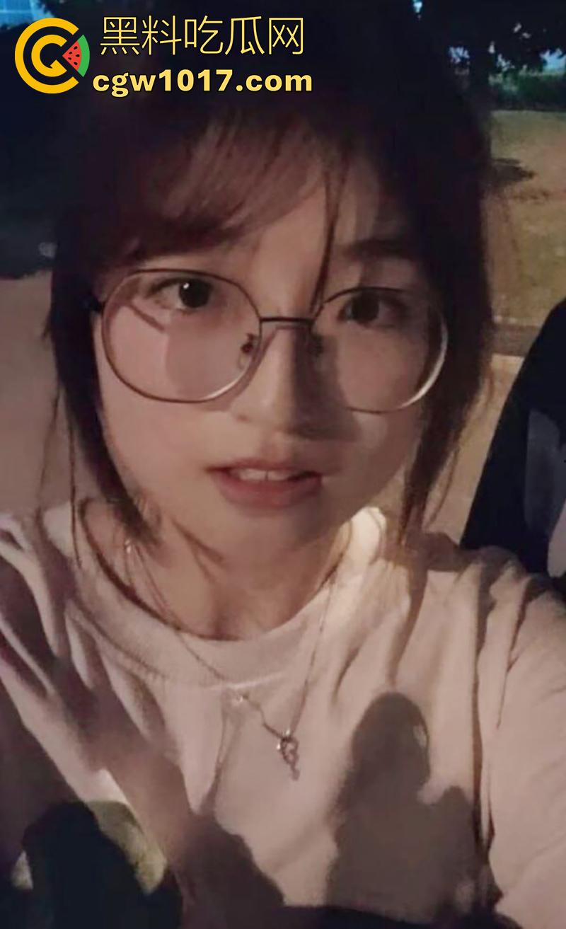 柳州职业技术学院学妹【韦闫妮】,颜值甜美的眼镜嫩妹,被学长PUA放学带去开房玩3P,前后夹击爆操蜜桃臀!-1