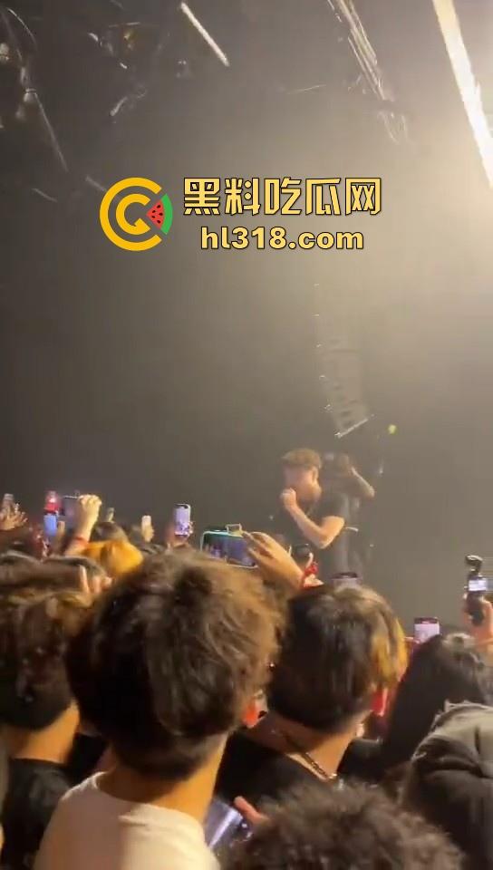 杭州TrapCN酒吧,猥琐男近距离射美女腿上,猥亵行为引发全场diss,你别说这哥们挺hip hop的!-1