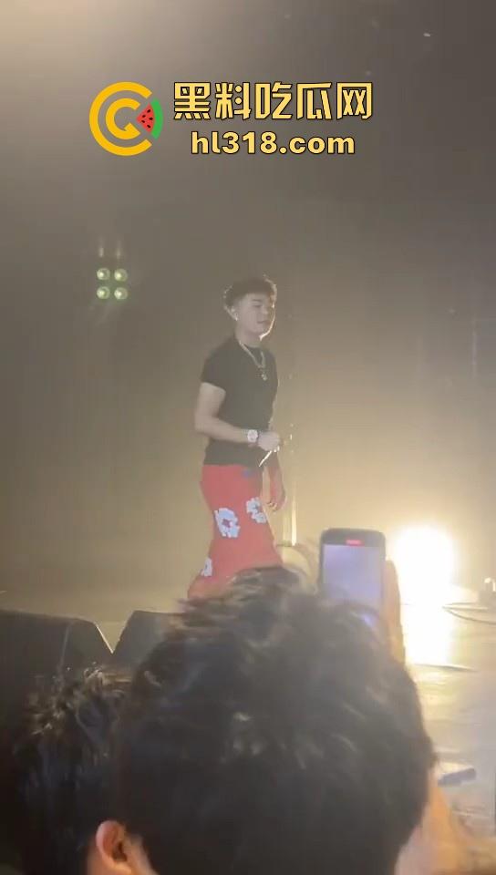 杭州TrapCN酒吧,猥琐男近距离射美女腿上,猥亵行为引发全场diss,你别说这哥们挺hip hop的!-3