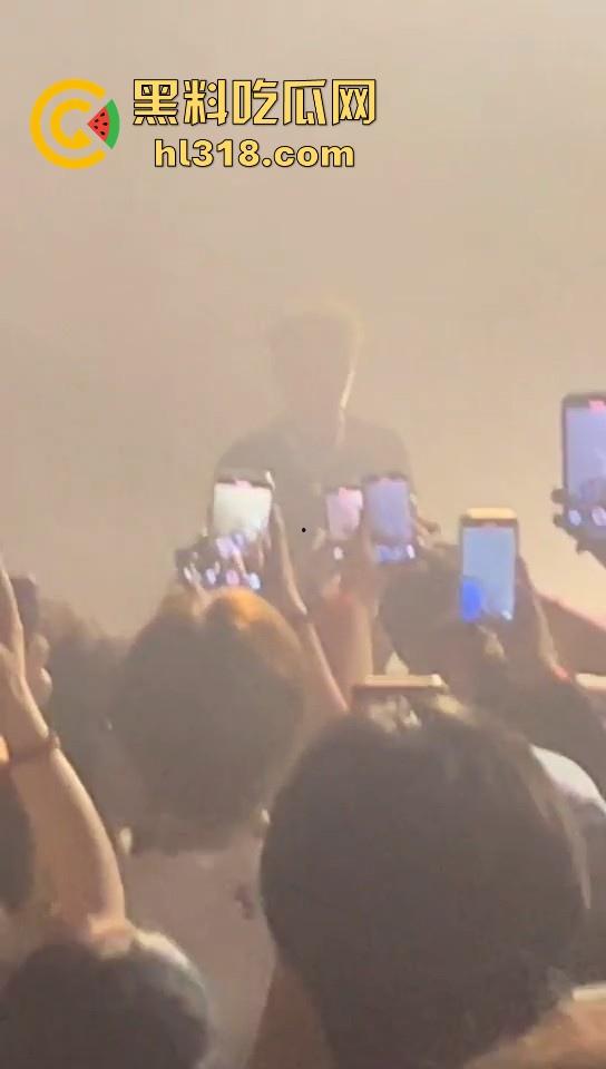 杭州TrapCN酒吧,猥琐男近距离射美女腿上,猥亵行为引发全场diss,你别说这哥们挺hip hop的!-4