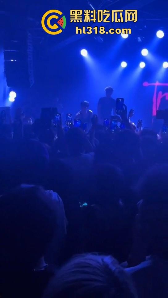 杭州TrapCN酒吧,猥琐男近距离射美女腿上,猥亵行为引发全场diss,你别说这哥们挺hip hop的!-5