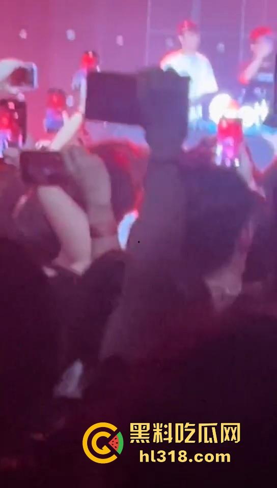 杭州TrapCN酒吧,猥琐男近距离射美女腿上,猥亵行为引发全场diss,你别说这哥们挺hip hop的!-6