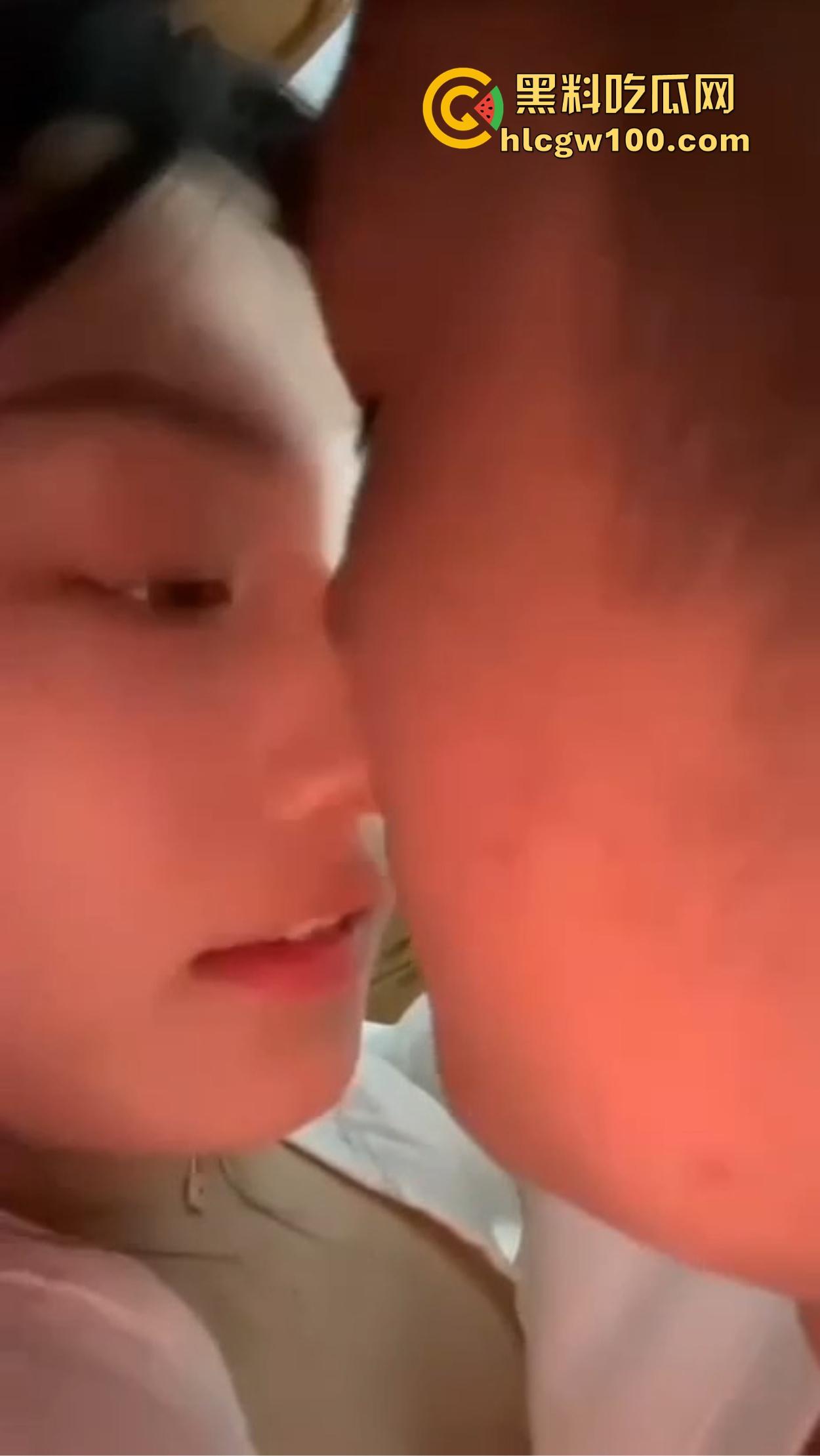 襄阳【冷佳桐】从害羞妹到骚浪货,交友平台聊来的嫩逼,插多了主动喊老公求操,舔逼还流黏液到嘴里!-5