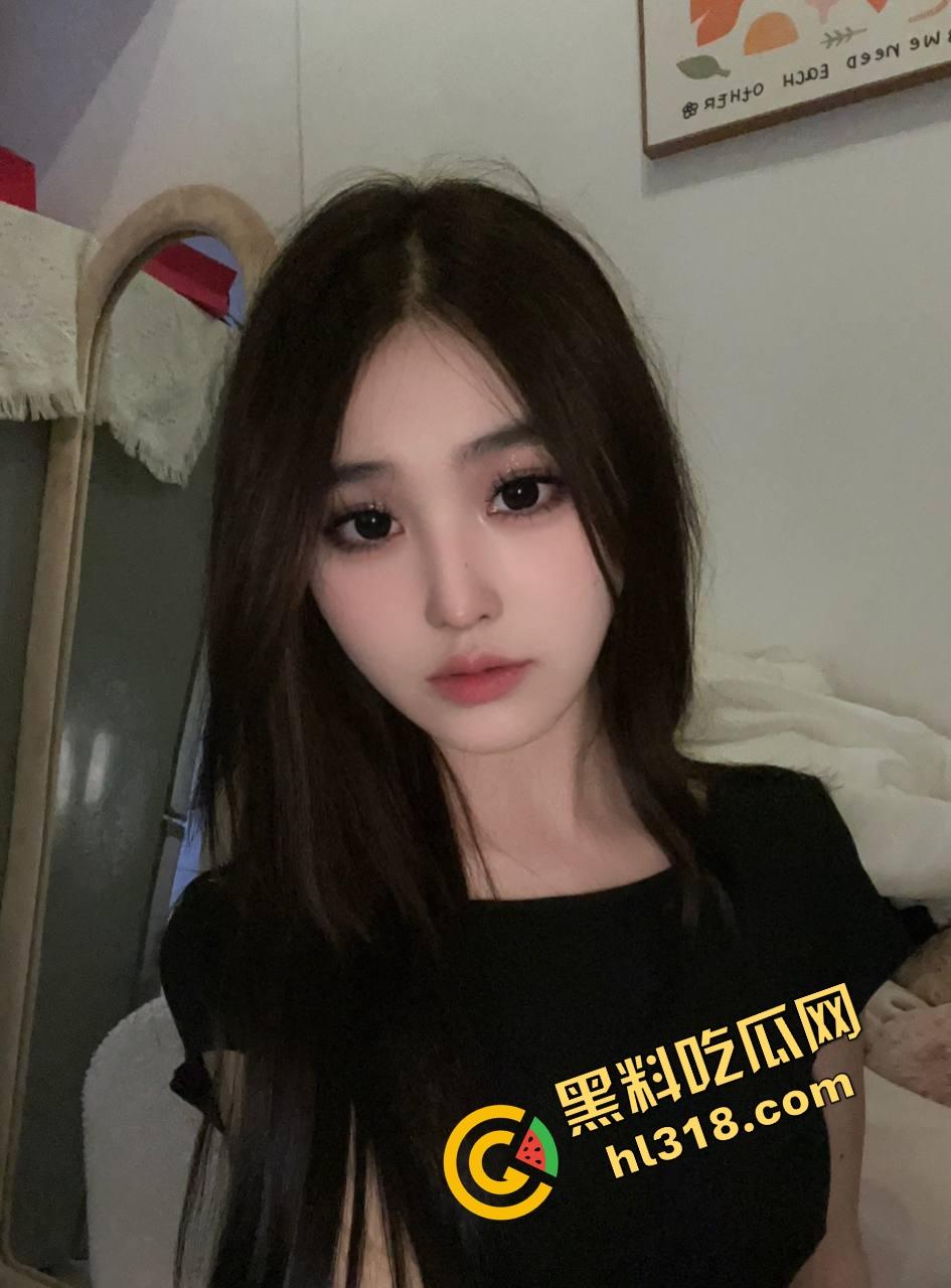 白裙小羊变吞精母狗，超市收银员『王雪儿』试衣间跪舔，精液从小嘴流一脸，跪地舔完还腼腆说好喝！-2