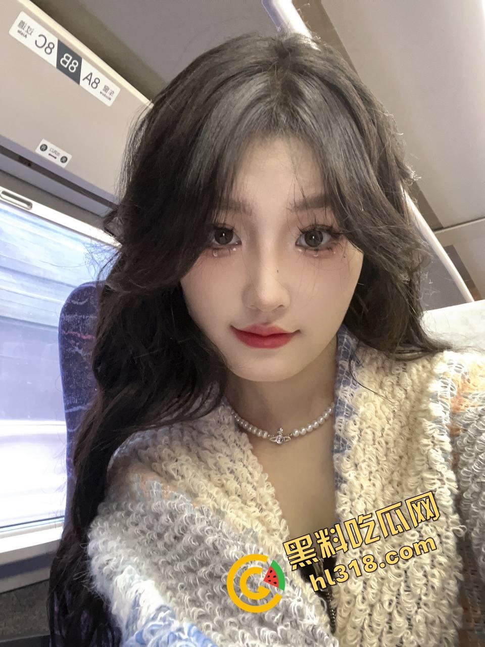 白裙小羊变吞精母狗，超市收银员『王雪儿』试衣间跪舔，精液从小嘴流一脸，跪地舔完还腼腆说好喝！-4