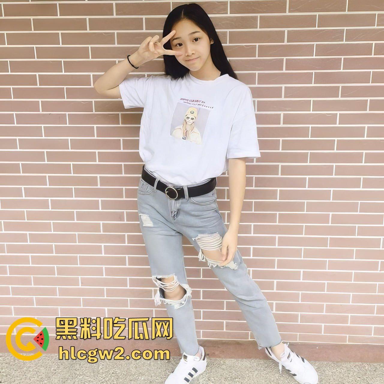 台州艺校学生【吕笑笑】重金定制私密视频曝光!居家裸体油笔自慰,刺激场面让人直呼过瘾!-6