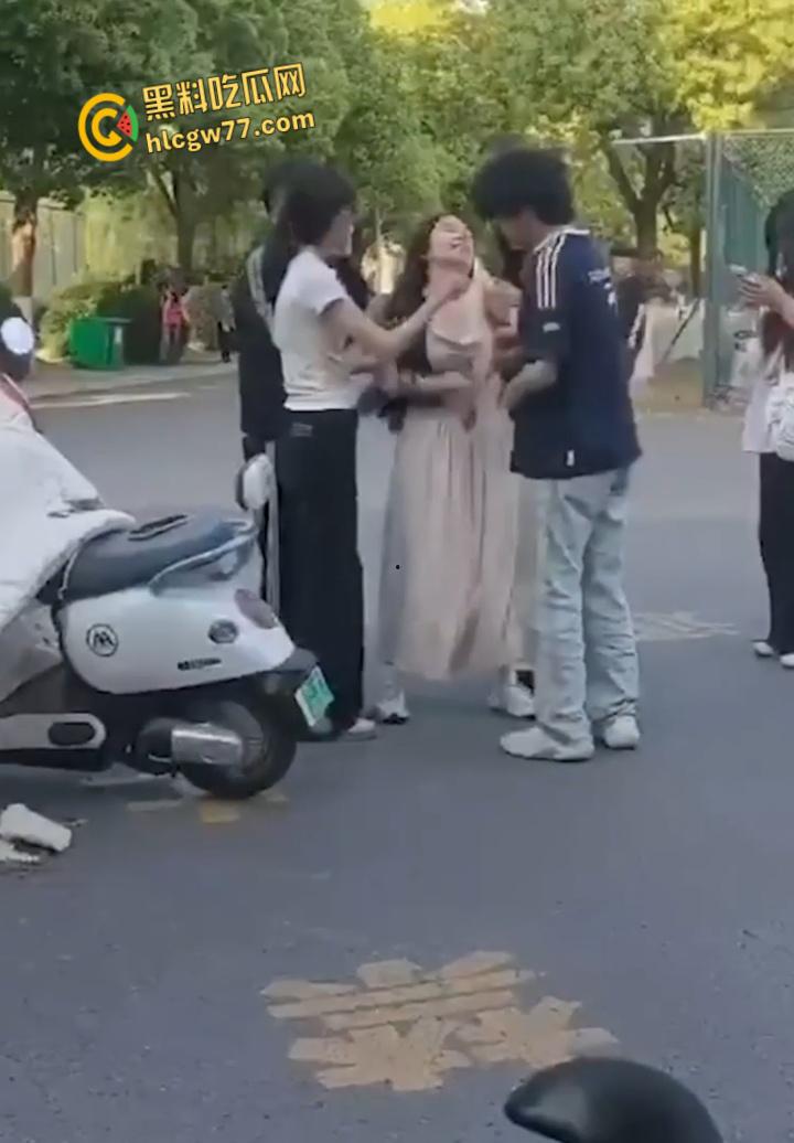 滁州学院渣男花心翻车,女友当众耳光伺候,360度捉奸现场嗨爆全网!-5