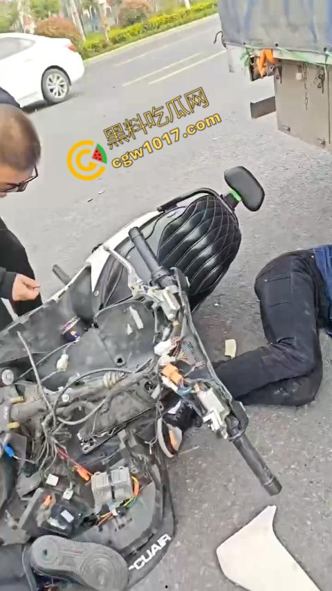 广西南宁车祸现场：鬼火少年私自改装9号电动车，速度太快操作不当直撞大货车，血溅当场！-5