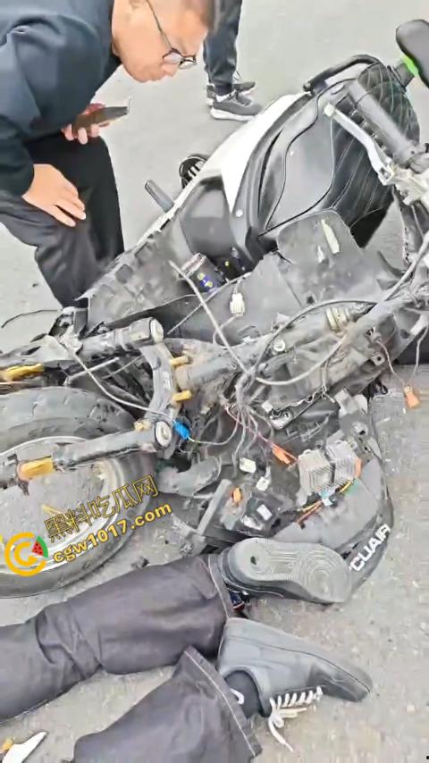 广西南宁车祸现场：鬼火少年私自改装9号电动车，速度太快操作不当直撞大货车，血溅当场！-7