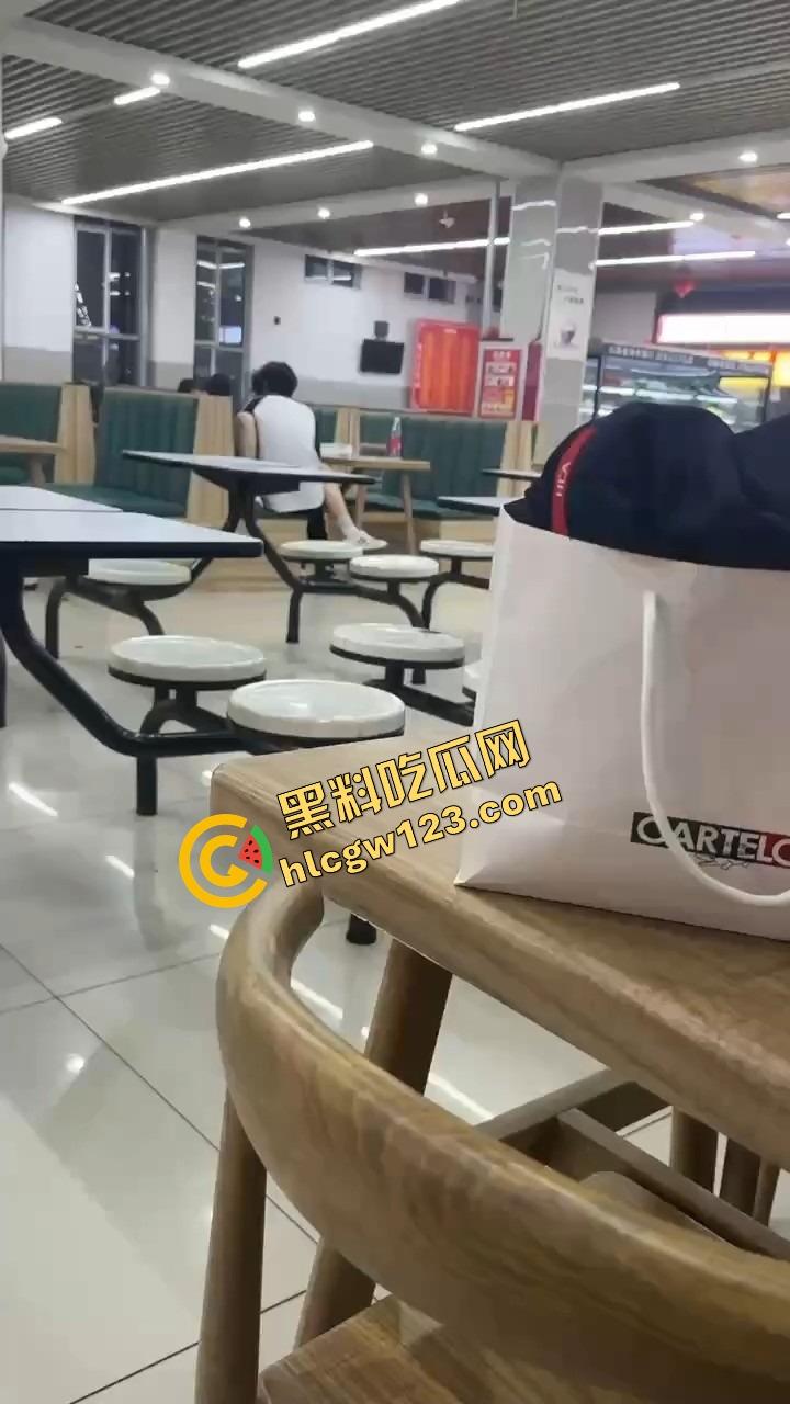 山西应用科技学院情侣在食堂开车！女的夹腿骑腰全程激情演出，你tm是在吃饭还是在拍无码片？-2