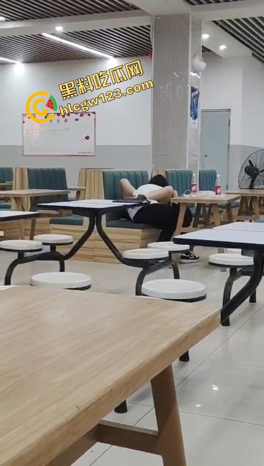 山西应用科技学院情侣在食堂开车！女的夹腿骑腰全程激情演出，你tm是在吃饭还是在拍无码片？-8