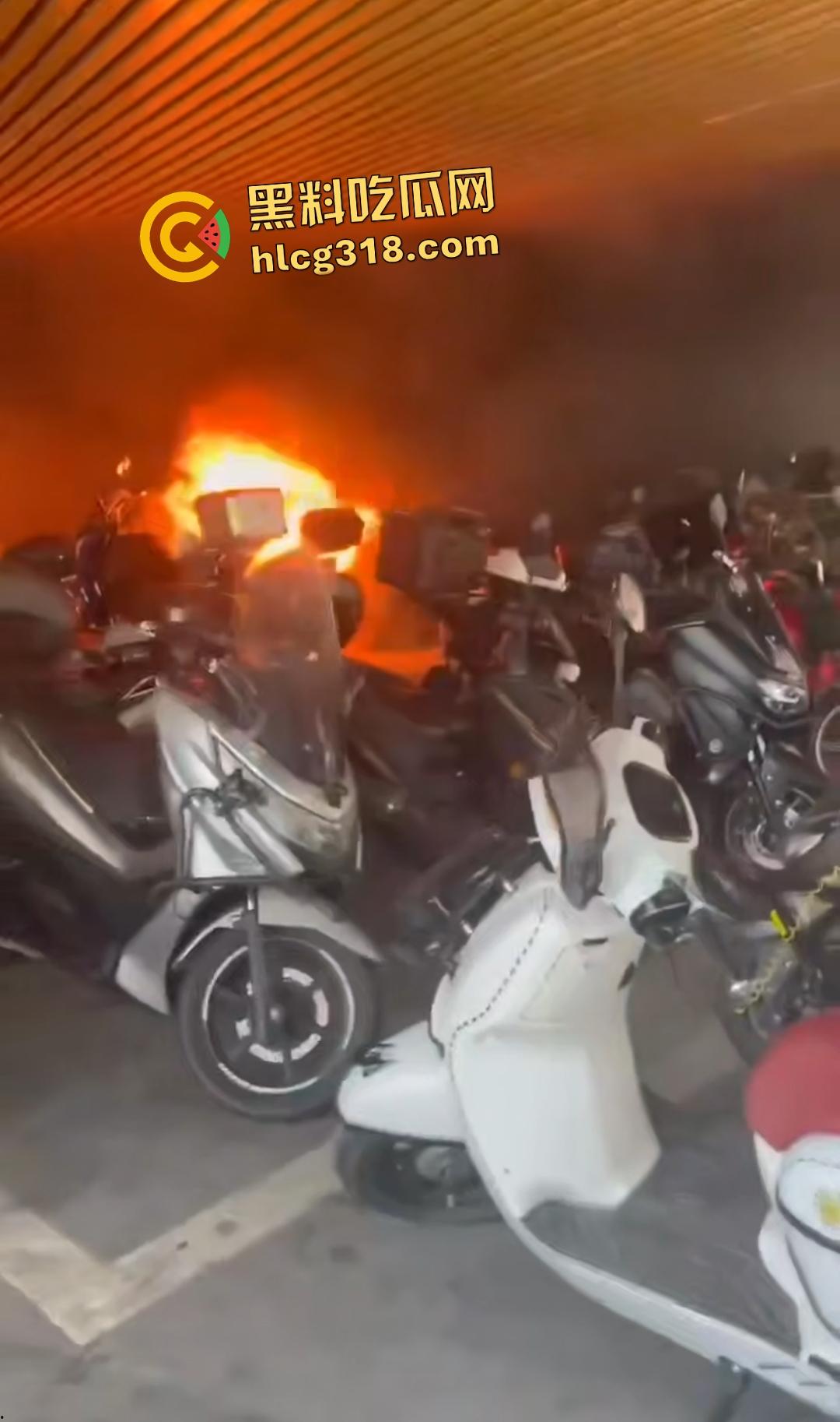 重庆九龙坡摩托车停放点炸翻天!熊孩子鞭炮炸油箱引发大火,火海吞百车!-2