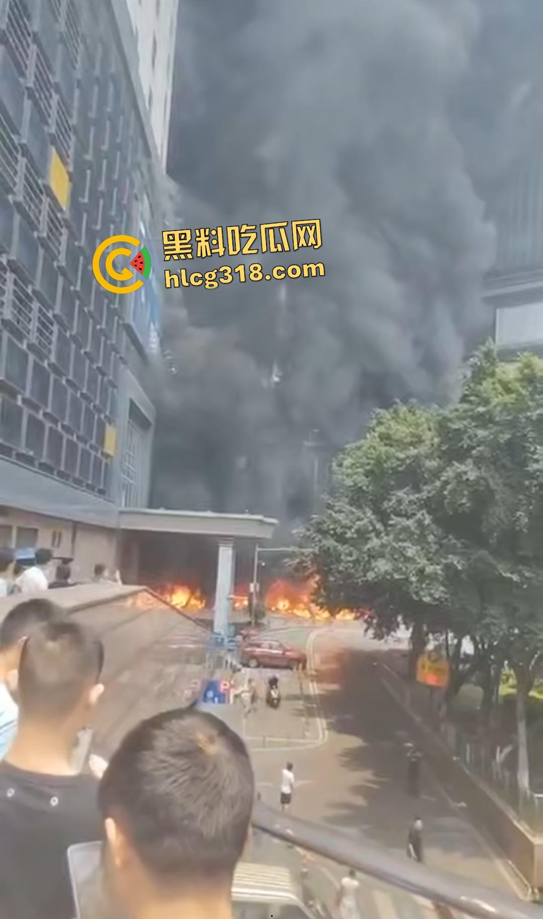 重庆九龙坡摩托车停放点炸翻天!熊孩子鞭炮炸油箱引发大火,火海吞百车!-7